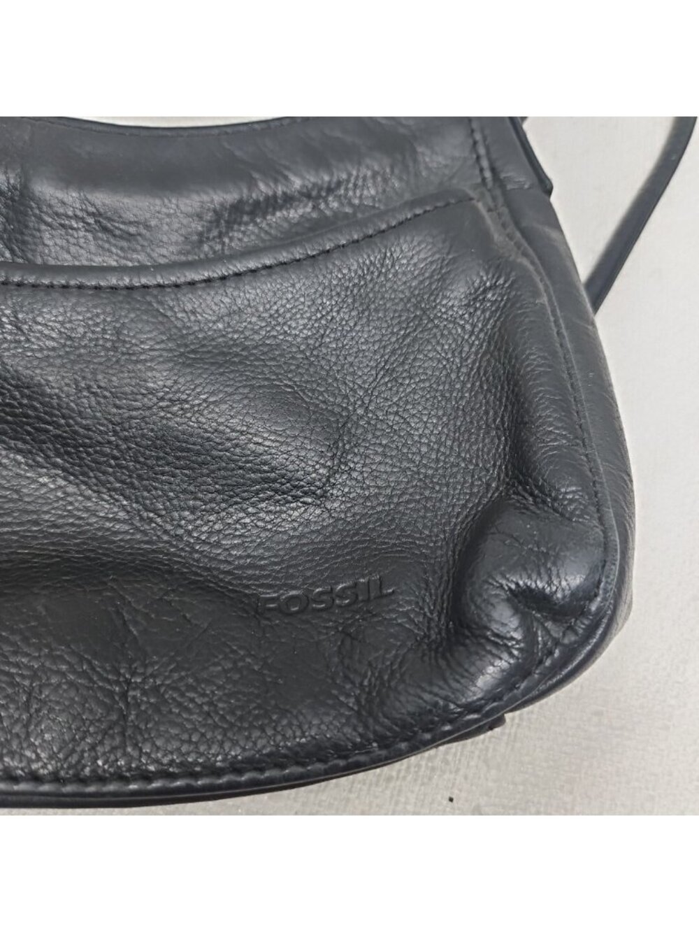 Vintage Fossil Black Leather Crossbody Bag Key Charm Y2K Minimalist - Picture 5 of 16